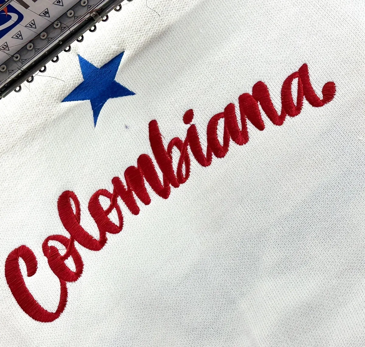 Bordado corporativo sobre camiseta negra